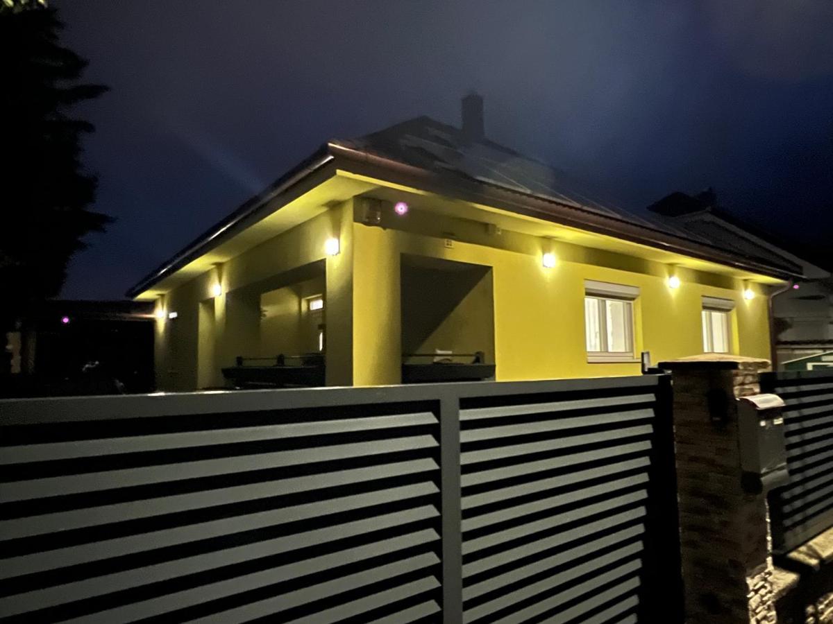 Star Street Home Mosonmagyaróvár Buitenkant foto